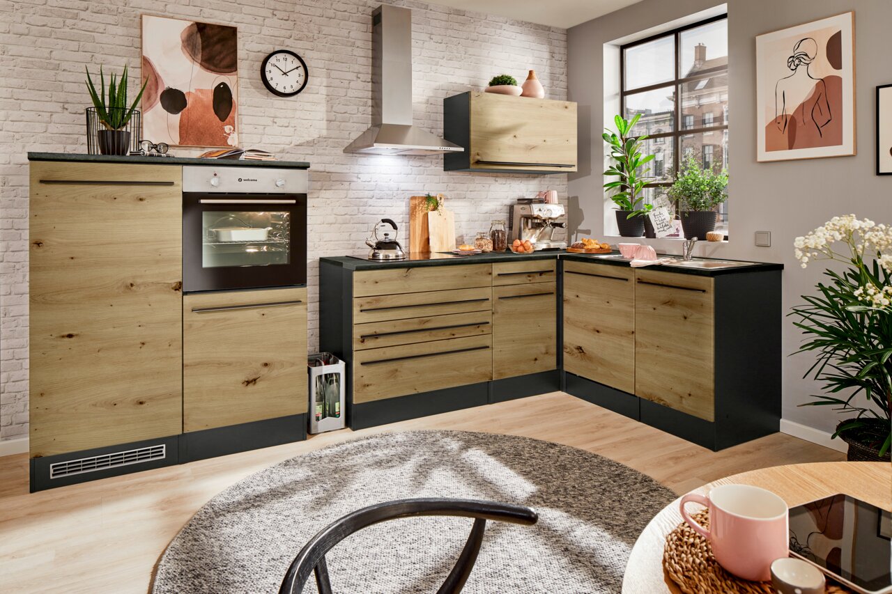 Yourkitchen Hoekonderkast JAZZ Moderne Küche mit Eckunterschrank in Holzoptik, fotografiert aus einer leicht erhöhten Perspektive. Die Küche verfügt über einen eingebauten Ofen, eine Dunstabzugshaube und eine Spüle, umgeben von stilvollen Dekorationen und Pflanzen.