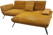 Gelbes Ecksofa mit Kissen und Armlehne, seitliche Perspektive