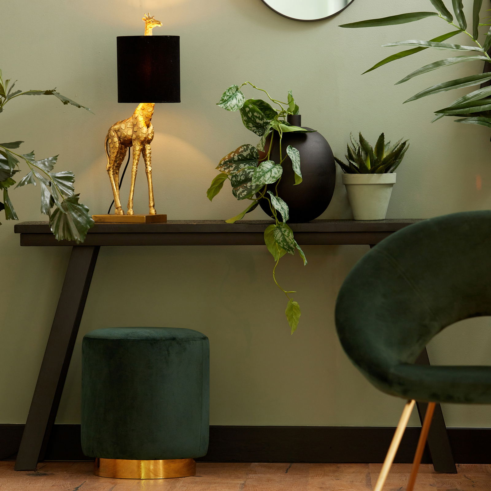 Light&Living Tischleuchte GIRAFFE Tischleuchte in Form einer goldenen Giraffe mit schwarzem Lampenschirm, auf einem Tisch in einem stilvoll eingerichteten Raum, seitliche Perspektive.