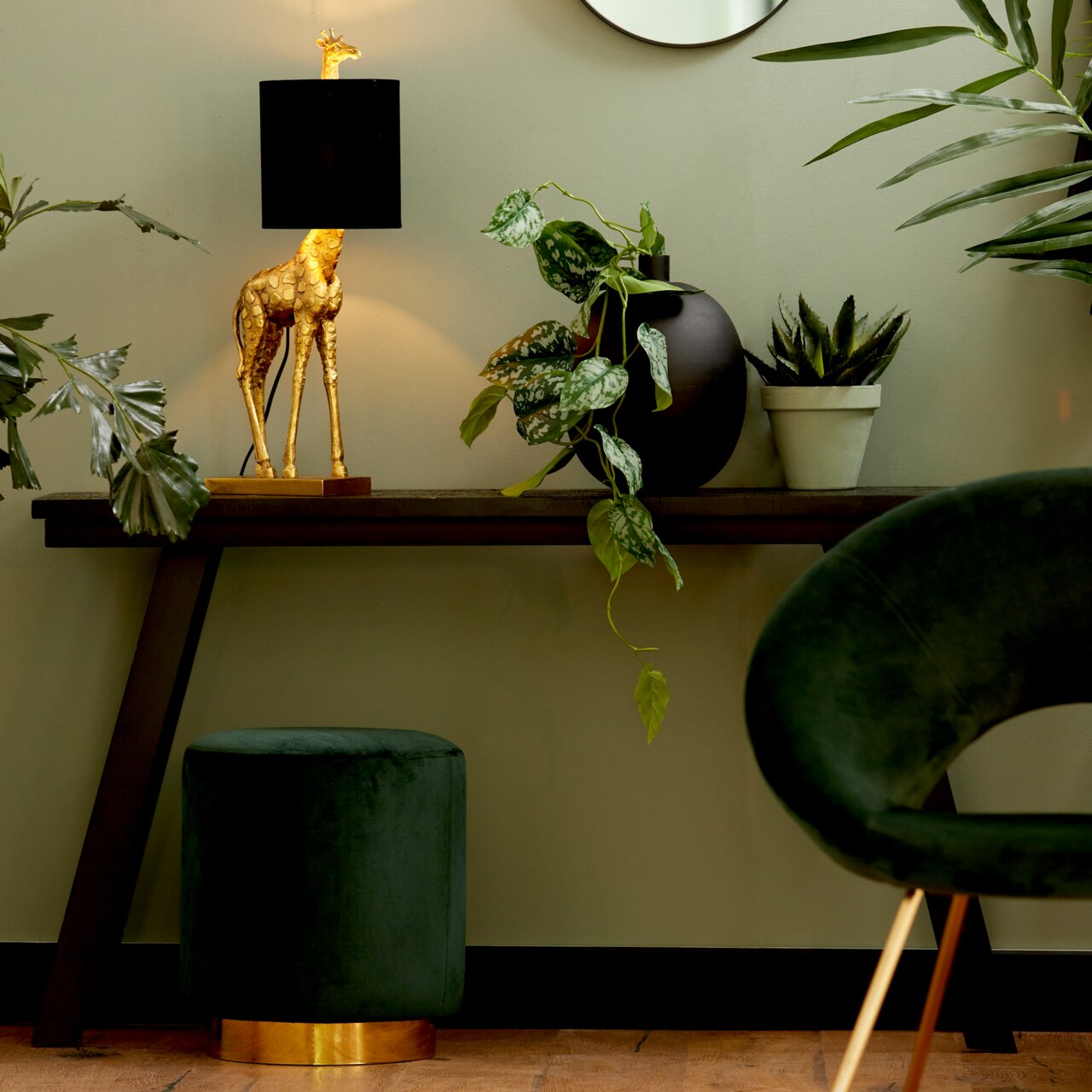 Light&Living Tischleuchte GIRAFFE Tischleuchte in Form einer goldenen Giraffe mit schwarzem Lampenschirm, auf einem Tisch in einem stilvoll eingerichteten Raum, seitliche Perspektive.
