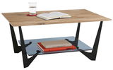 Moderner Couchtisch mit Holzplatte und schwarzem Metallgestell, darunter eine Glasablage mit Büchern, aus seitlicher Perspektive.