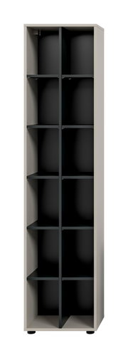 Hoher, offener Schrank mit grauem Korpus und dunklen Einlegeböden, innen durch eine Mittelwand in zwei Spalten unterteilt; Frontansicht.