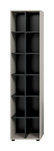 Hoher, offener Schrank mit grauem Korpus und dunklen Einlegeböden, innen durch eine Mittelwand in zwei Spalten unterteilt; Frontansicht.