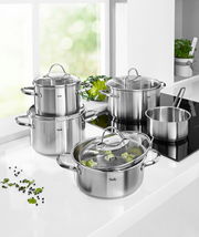 Topfset Paris 5-tlg. aus Edelstahl, bestehend aus mehreren Töpfen und Pfannen mit Glasdeckeln, auf einer modernen Küchenarbeitsplatte in heller Umgebung präsentiert.