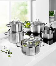 Topfset Paris 5-tlg. aus Edelstahl, bestehend aus mehreren Töpfen und Pfannen mit Glasdeckeln, auf einer modernen Küchenarbeitsplatte in heller Umgebung präsentiert.