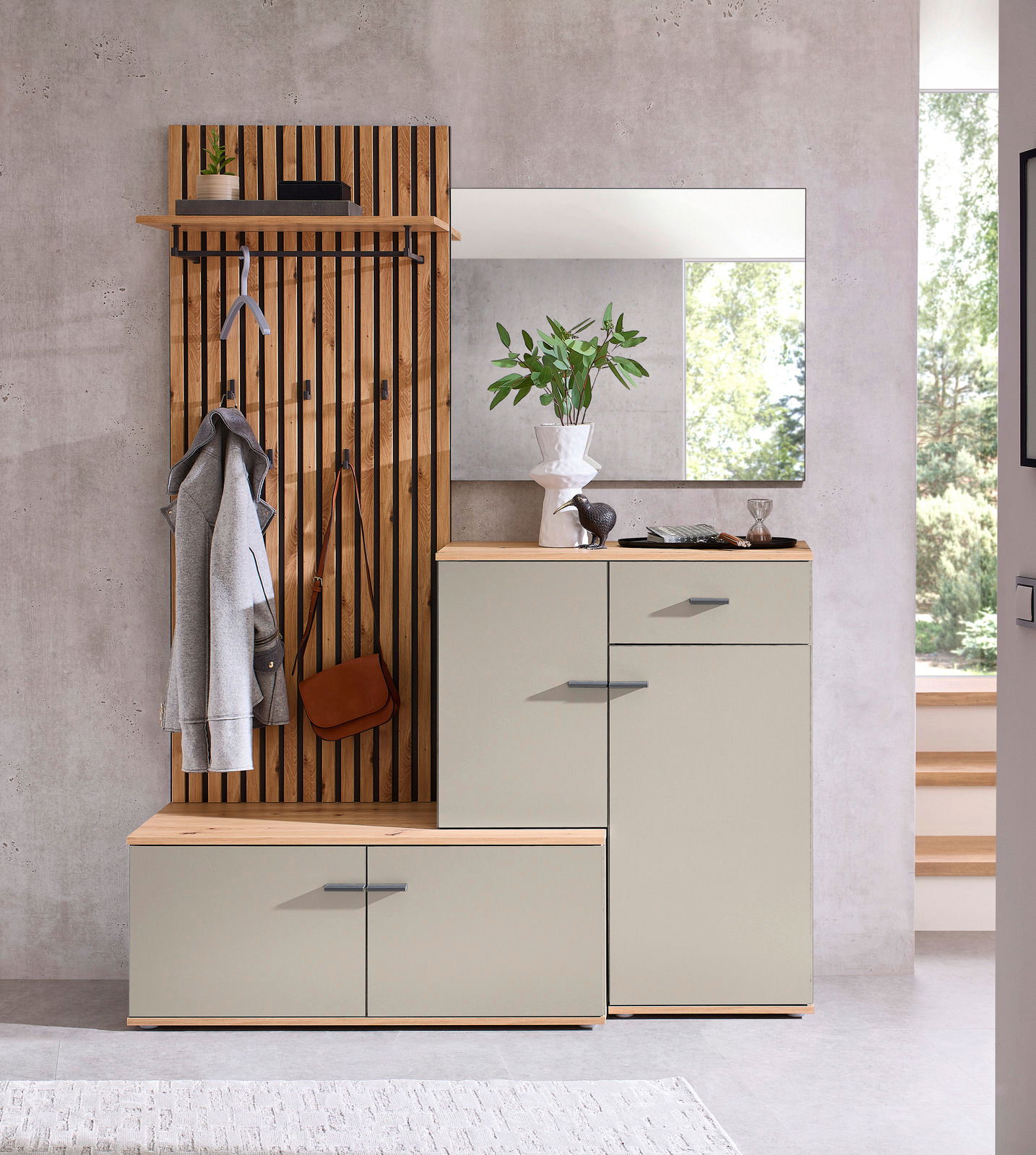 Kompaktgarderobe mit Holzpaneelen, Spiegel und Stauraum, frontale Ansicht