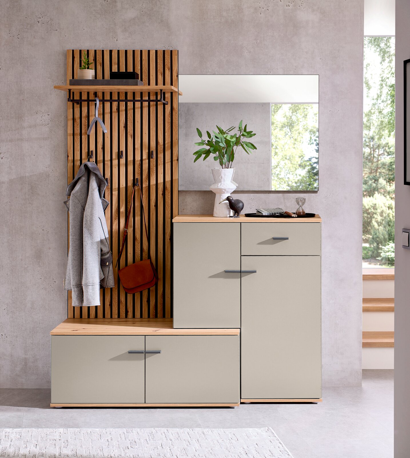 Kompaktgarderobe mit Holzpaneelen, Spiegel und Stauraum, frontale Ansicht