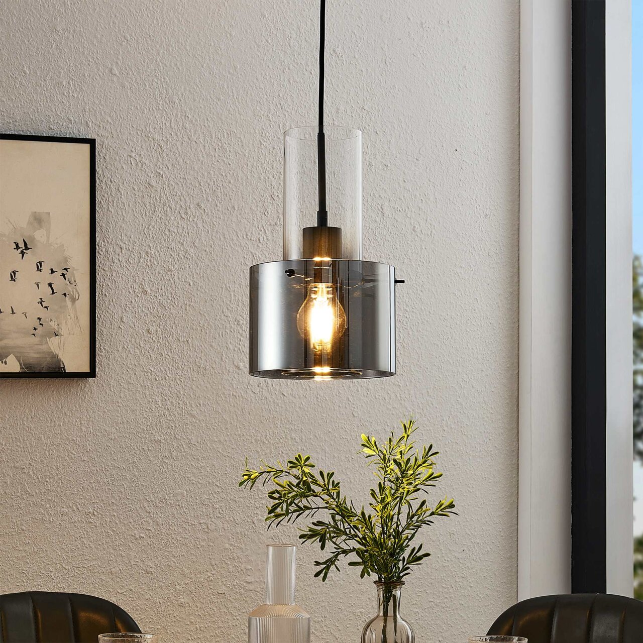 Moderne Hängeleuchte mit transparentem Glasdesign, beleuchtet, seitliche Perspektive