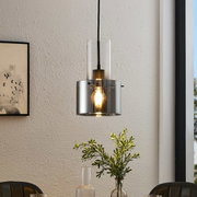 Moderne Hängeleuchte mit transparentem Glasdesign, beleuchtet, seitliche Perspektive