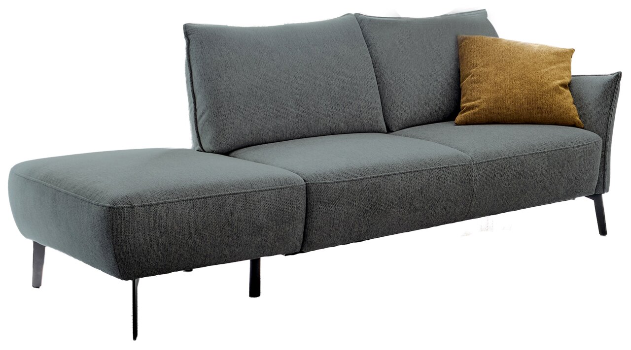 Modernes graues Stoffsofa mit linksseitiger Ottomane/Chaiselongue, schwarzen Metallfüßen und braunem Zierkissen, freigestellt auf weißem Hintergrund, Perspektive: schräg von vorne (Frontansicht)