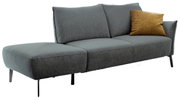 Moderne grijze stoffen bank met een poef/chaise longue aan de linkerkant, zwarte metalen poten en een bruin sierkussen, vrijstaand op een witte achtergrond, perspectief: schuin van voren (vooraanzicht)