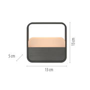 Frontale Ansicht der Tischleuchte PURE GoPaul Neuhaus mit quadratischem Design, 13 cm hoch und 13 cm breit, in dunkler Farbe mit einem leuchtenden oberen Bereich.