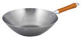 Silberner Wok mit Holzgriff, seitliche Perspektive