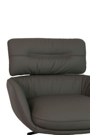 Nahaufnahme eines Barhockers mit gepolsterter Rückenlehne und Sitzfläche in dunklem Leder, von vorne betrachtet.