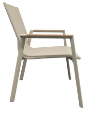 Moderner Stapelstuhl aus seitlicher Perspektive mit Armlehnen und hellem Polster.