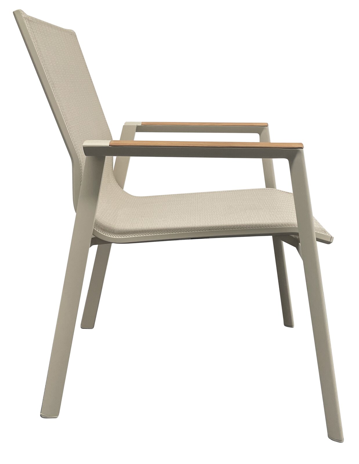 Ambia Garden Stapelstuhl GENET Moderner Stapelstuhl aus seitlicher Perspektive mit Armlehnen und hellem Polster.