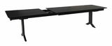 Erweiterbarer Esstisch in dunklem Holz, seitliche Perspektive, mit zwei stabilen Beinen und ausgezogenem Mittelteil.