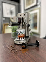 Kaffeetasse 0,3l mit Berlin-Motiv auf einer Espressomaschine, Vorderansicht