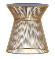 Moderner Beistelltisch aus goldenen Metallstreben mit runder Glasplatte, seitliche Perspektive