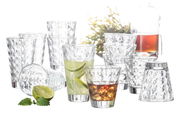Ein 12-teiliges Becherset mit optischem Design, bestehend aus klaren Gläsern mit strukturierter Oberfläche. Die Gläser sind in verschiedenen Perspektiven angeordnet, einige gefüllt mit Getränken und dekoriert mit Limetten und Minze.