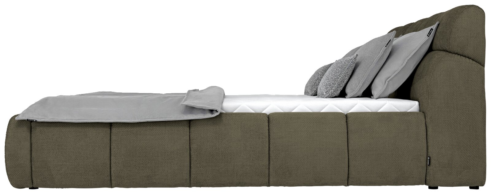 Zijaanzicht van een modern gestoffeerd bed in olijfgroen met grijze kussens en een deken.