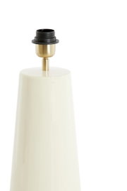 Nahaufnahme eines cremefarbenen Lampenfußes mit goldener Fassung, seitliche Perspektive.