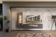 Moderne Hänge-TV-Wohnwand in grauer Farbe mit Holzdetails, bestehend aus einem TV-Schrank und einer Vitrine, frontal betrachtet.