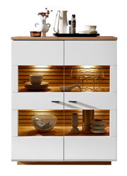 Frontansicht des Highboards Zurbrüggen FRESNO mit weißem Korpus, Holzdetails und integrierter Beleuchtung, dekoriert mit Geschirr und Gläsern.