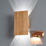 Moderne Wandleuchte aus Holz mit warmem Licht, seitliche Perspektive