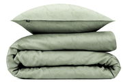Grüne Bettwäsche mit dezentem Blattmuster, bestehend aus einem Kissenbezug und einem gefalteten Bettdeckenbezug, seitliche Perspektive