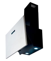 Schrägaufnahme von unten einer modernen schwarzen Wand-Dunstabzugshaube mit Edelstahl-Front, Touch-Bedienfeld und zwei eingeschalteten LED-Spots vor weißem Hintergrund