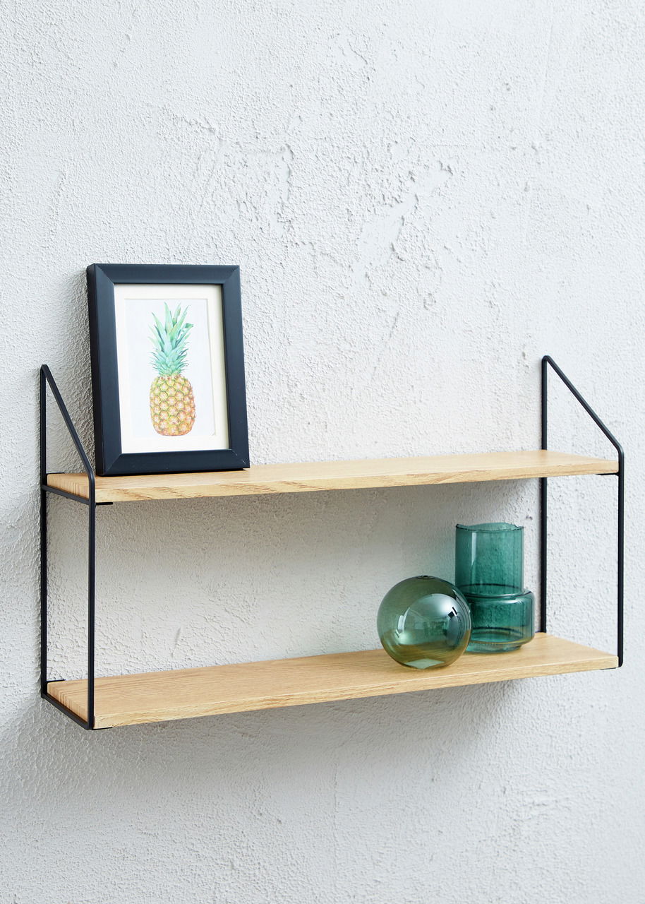 Hängeregal mit zwei Holzablagen und schwarzem Metallrahmen, seitliche Perspektive, dekoriert mit einem gerahmten Ananasbild und grünen Glasvasen.