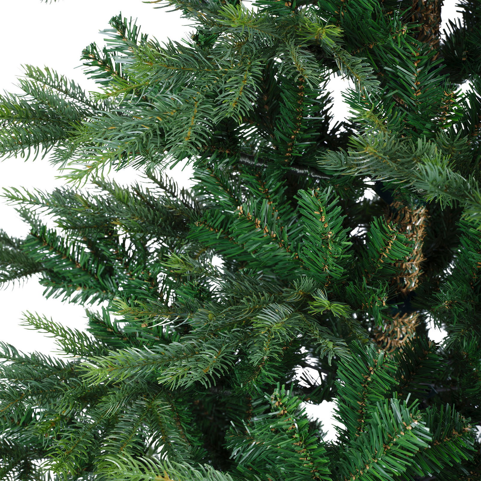 Nahaufnahme von grünen Tannenzweigen eines künstlichen Weihnachtsbaums, Perspektive von der Seite.