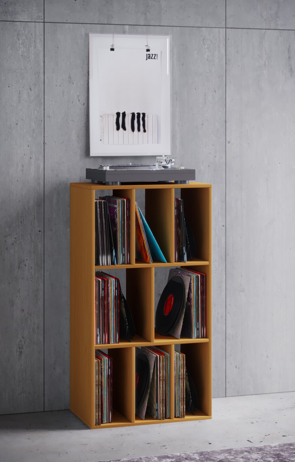 VCM LP-Regal SCHALTINO Frontale Perspektive: Schmaler, hoher Holz-Vinylplattenregal mit neun Fächern, gefüllt mit Schallplatten; oben steht ein Plattenspieler, dahinter hängt ein gerahmtes Poster vor grauer Betonwand.
