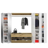 Garderobenkombination mit weißem und holzfarbenem Design, bestehend aus mehreren Schränken und Regalen, gefüllt mit Kleidung, Schuhen und Accessoires, frontal betrachtet.