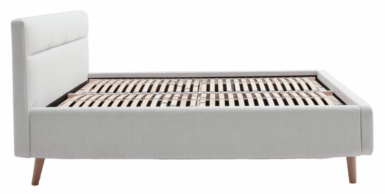 Seitliche Ansicht eines grauen Polsterbetts mit Holzlattenrost und Holzfüßen.