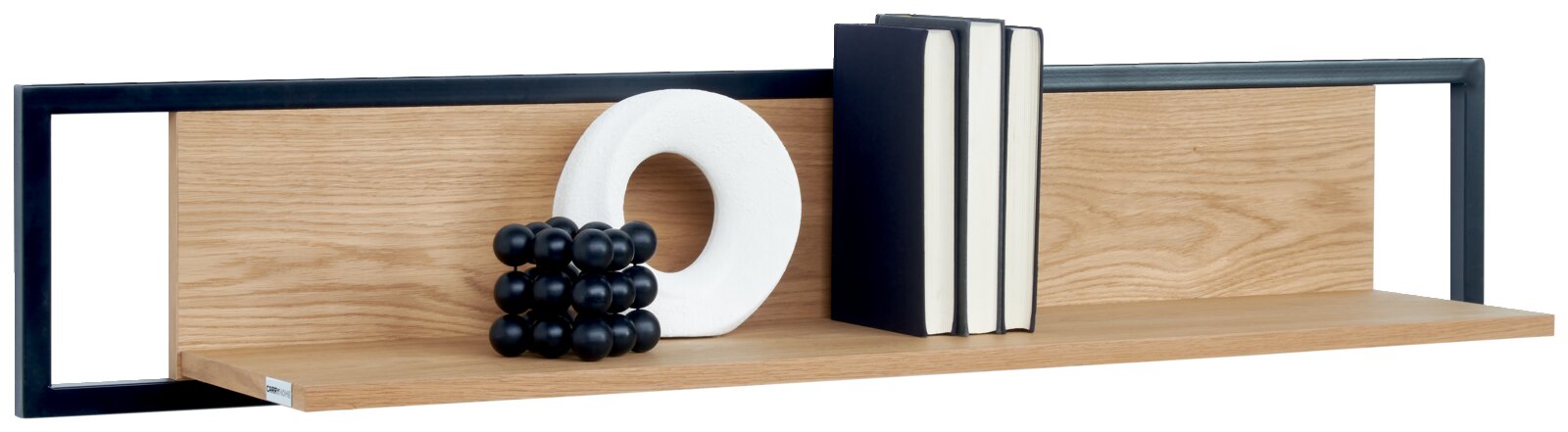 Z2 Wandplank EDGE Wandplank met zwart metalen frame en licht houten plank, gestyled met witte ringvormige vaas, zwarte decoratieve bollen en twee zwarte boeken, frontaal aanzicht.