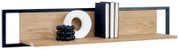 Wandplank met zwart metalen frame en licht houten plank, gestyled met witte ringvormige vaas, zwarte decoratieve bollen en twee zwarte boeken, frontaal aanzicht.