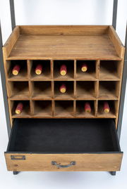 Weinregal aus Holz mit 15 Fächern für Flaschen und einer Schublade, frontal fotografiert.