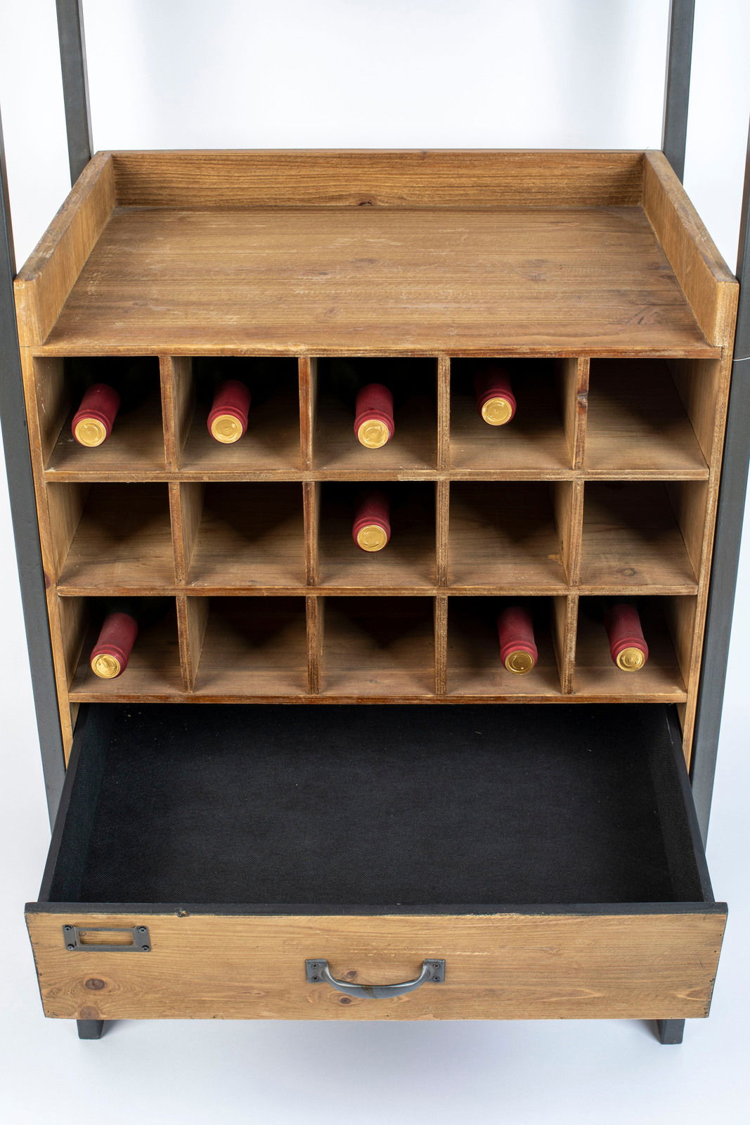 Weinregal aus Holz mit 15 Fächern für Flaschen und einer Schublade, frontal fotografiert.