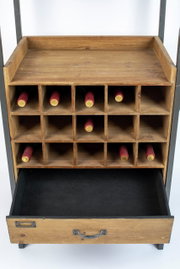 Weinregal aus Holz mit 15 Fächern für Flaschen und einer Schublade, frontal fotografiert.
