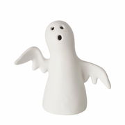 Weiße Geisterfigur mit ausgebreiteten Flügeln, frontal betrachtet.