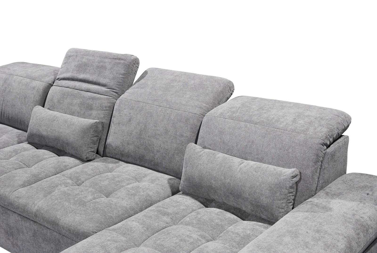 Graues Sofa mit verstellbaren Kopfstützen und Kissen, seitliche Perspektive