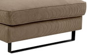 Nahaufnahme eines Sofas mit L-Form rechts, beige gestreifter Stoffbezug und schwarzes Metallgestell, seitliche Perspektive