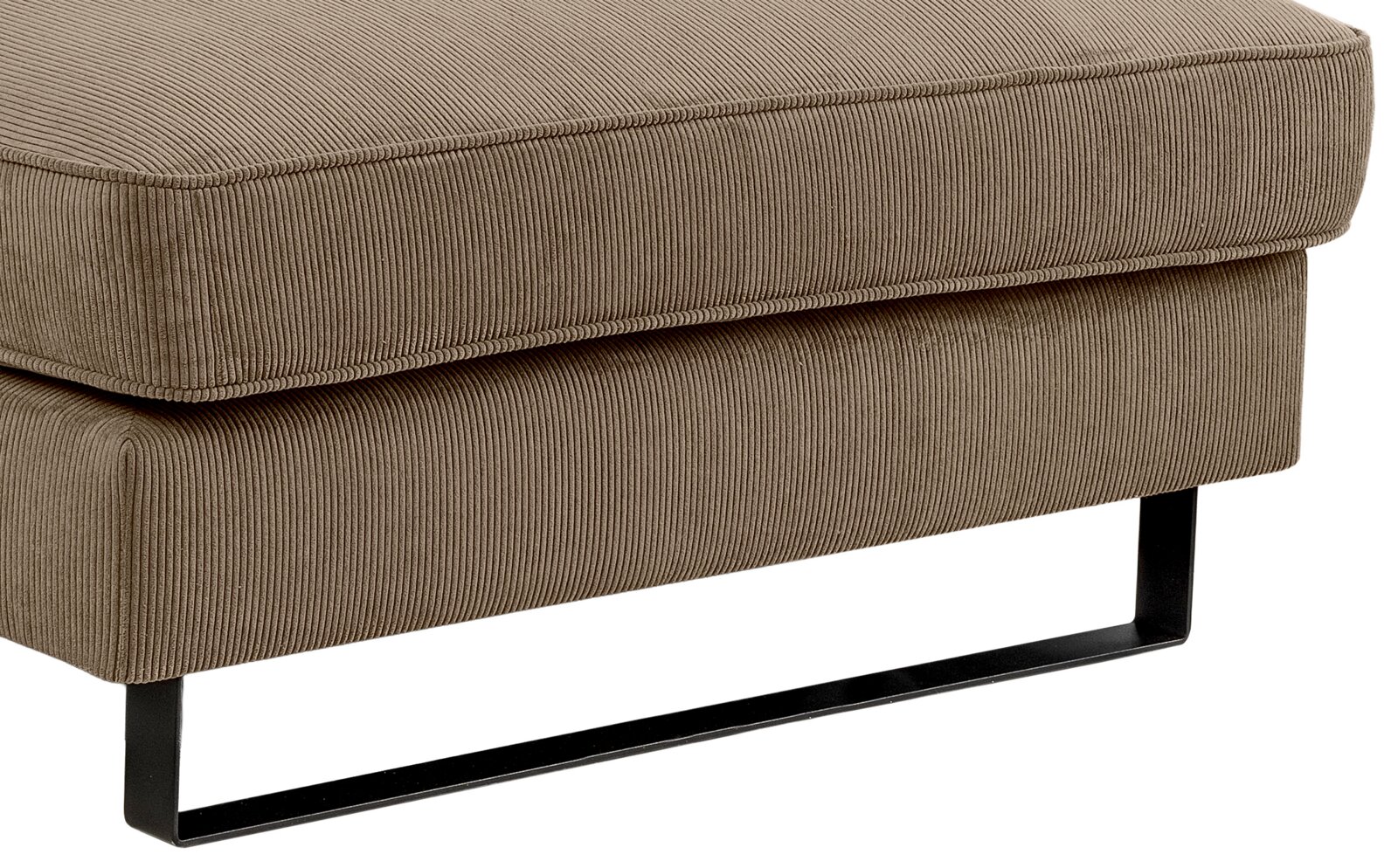 Nahaufnahme eines Sofas mit L-Form rechts, beige gestreifter Stoffbezug und schwarzes Metallgestell, seitliche Perspektive