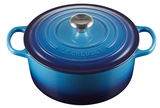 Runder Bräter in Azurblau von Le Creuset, Draufsicht mit sichtbarem Deckel und Griffen