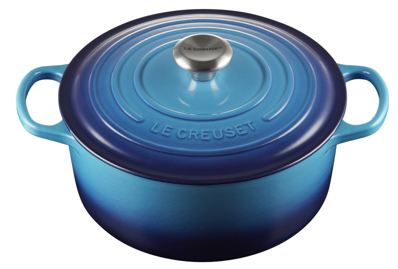 LE CREUSET Bräter 26 cm Azure SIGNATURE Runder Bräter in Azurblau von Le Creuset, Draufsicht mit sichtbarem Deckel und Griffen