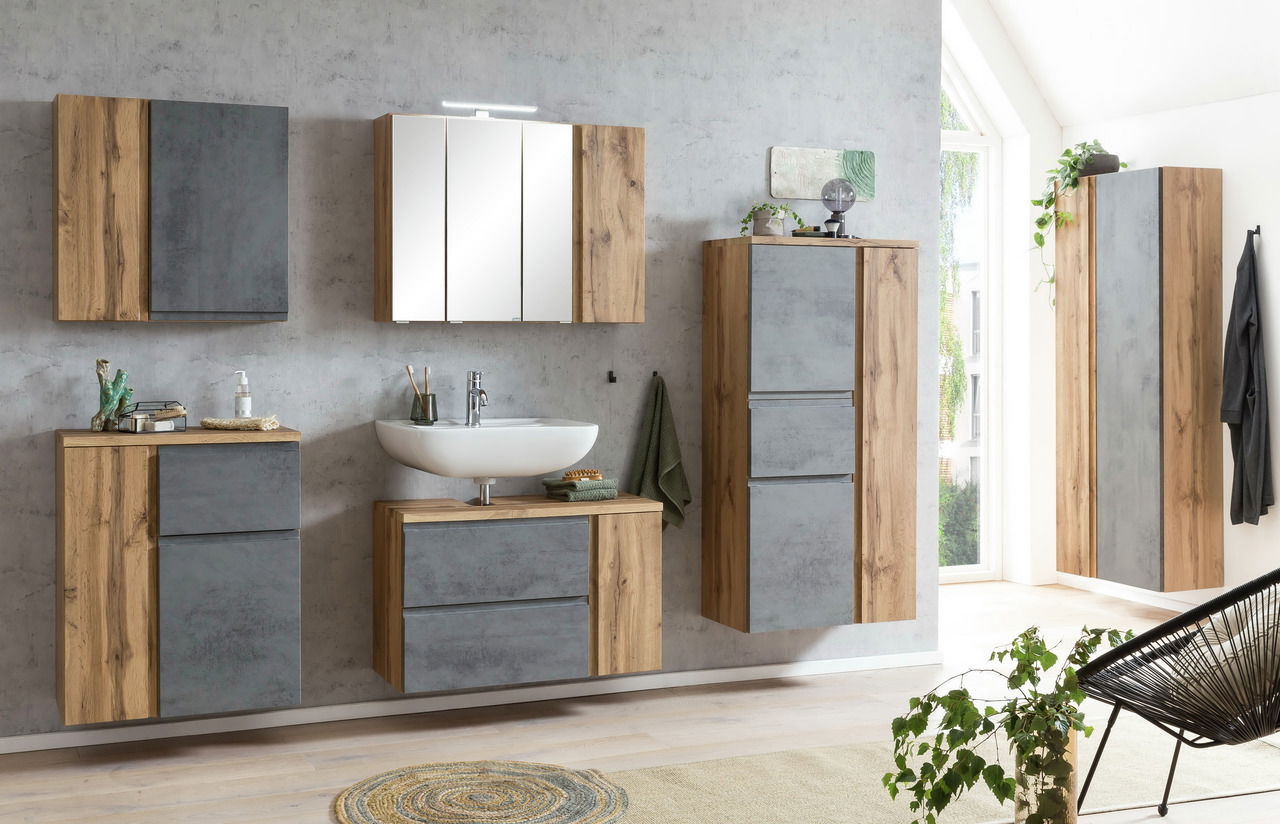 Moderner Waschbeckenunterschrank in Holzoptik mit grauen Fronten, links im Bild, Teil eines stilvollen Badezimmersets.