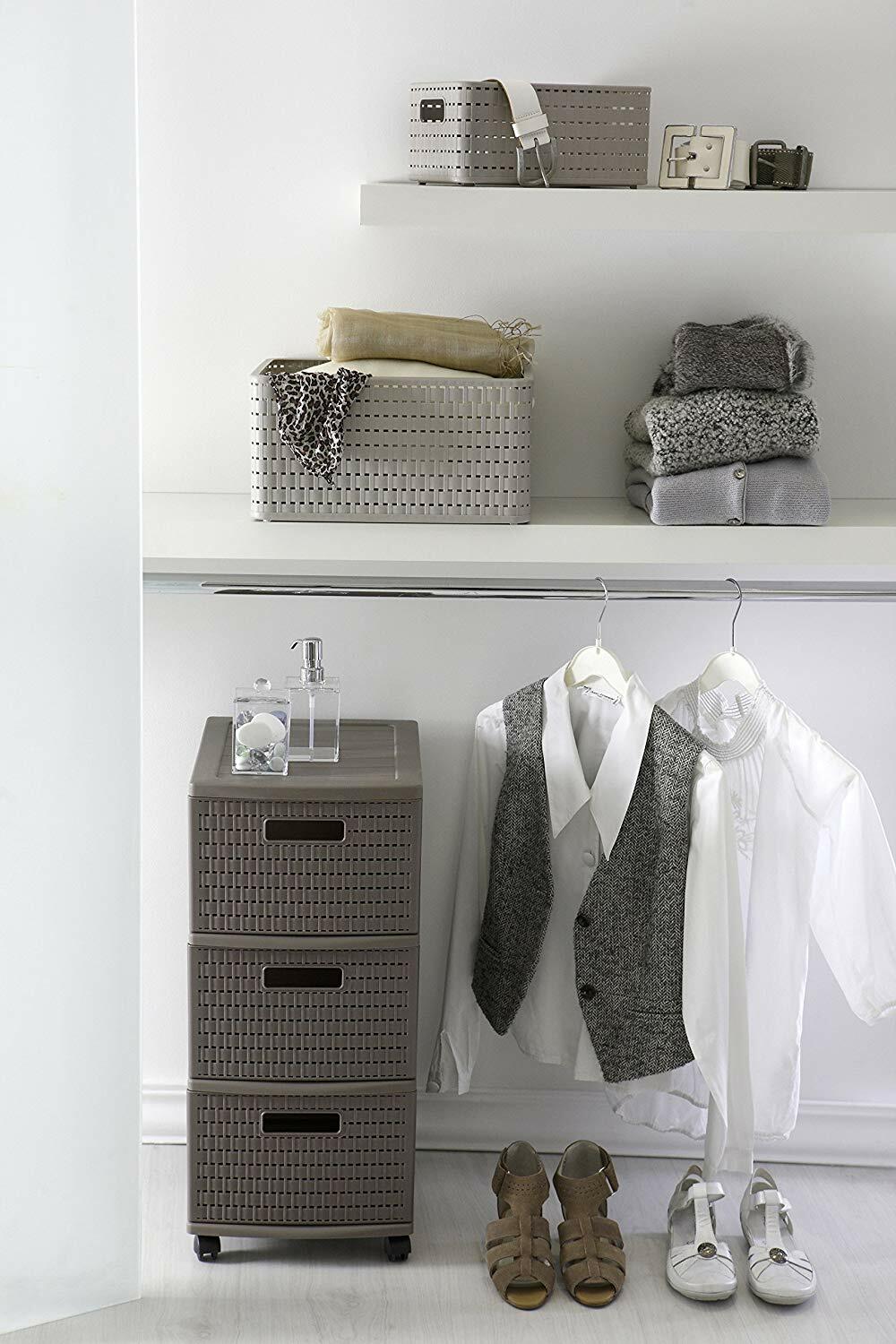 Korb A6 Country aus Porzellan in einem modernen, hellen Raum, auf einem Regal platziert, mit gefalteten Kleidungsstücken und Accessoires. Perspektive von vorne.