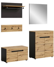 Garderobenkombination in Holzoptik mit schwarzem Akzent, bestehend aus einem Wandregal, einem Spiegel, einer Hakenleiste und zwei Schränken. Frontalansicht.